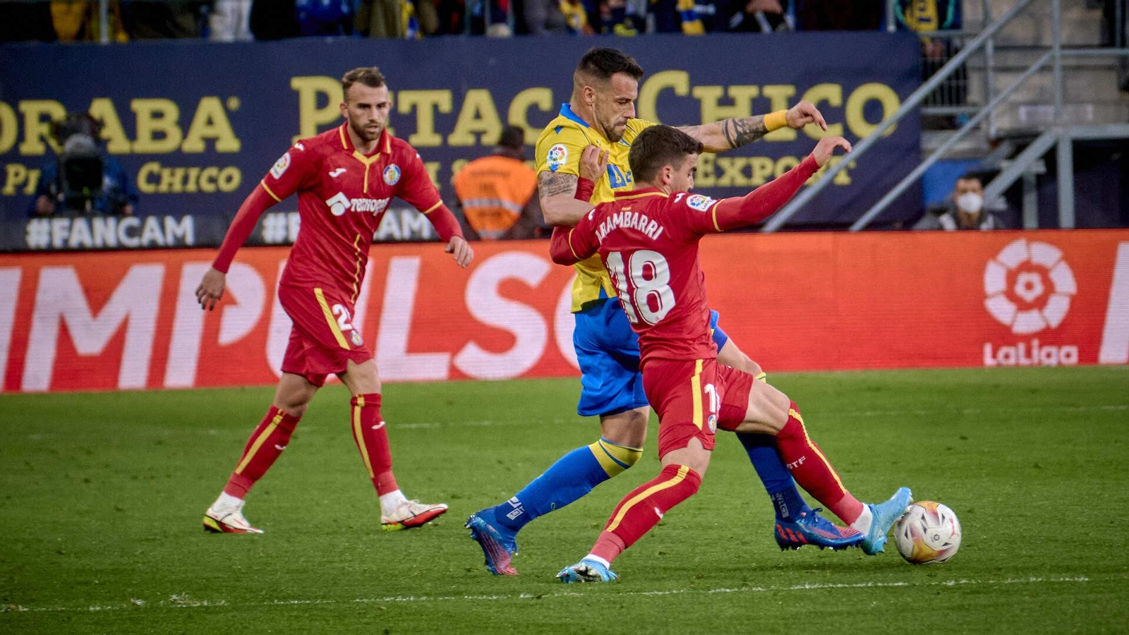 Partido de fútbol entre el Cádiz CF y el Getafe CF.
