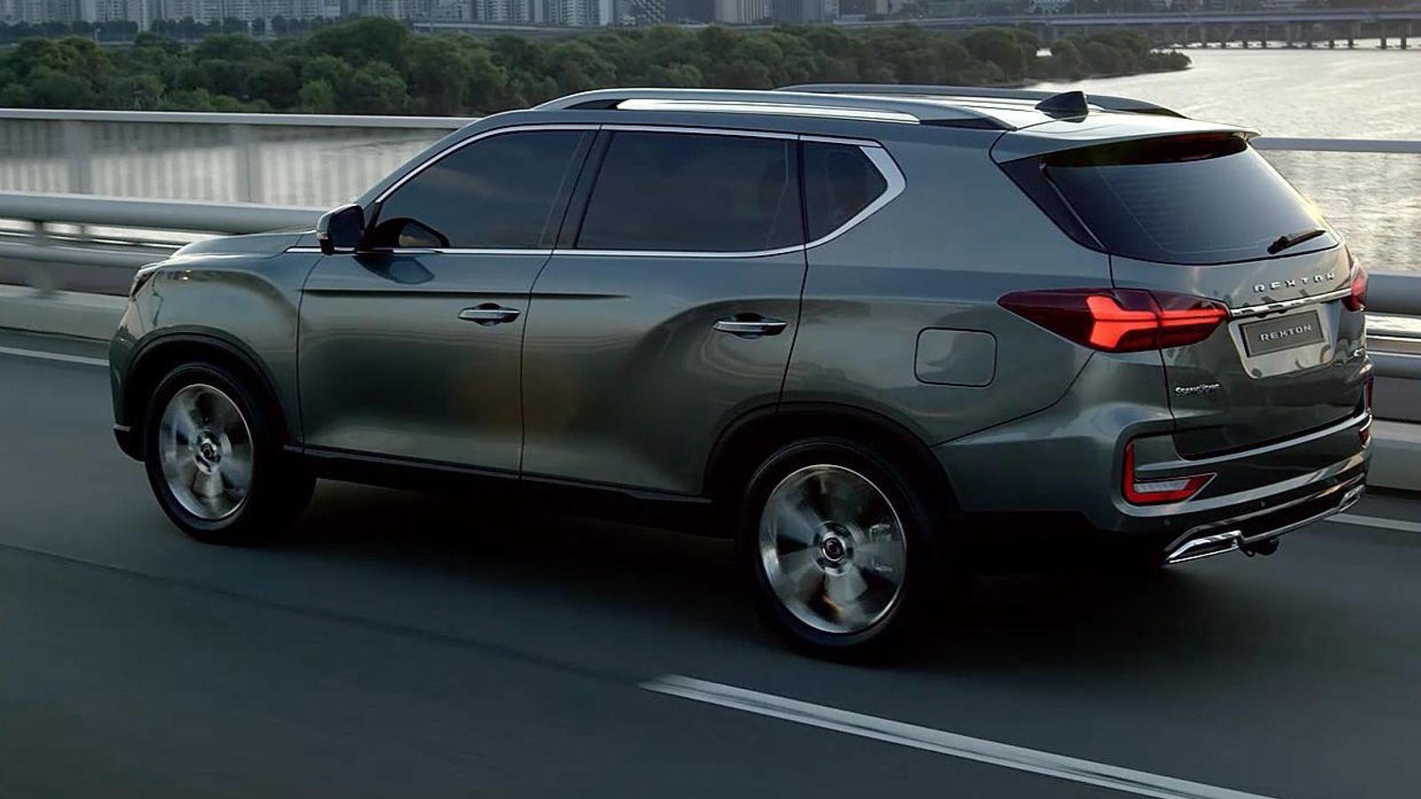 El Rexton es un puro TT con todos los atributos esperables de un coche de este tipo: chasis de escalera, tracción total conectable, reductora... En España sólo se venderá como siete plazas y siempre automático.