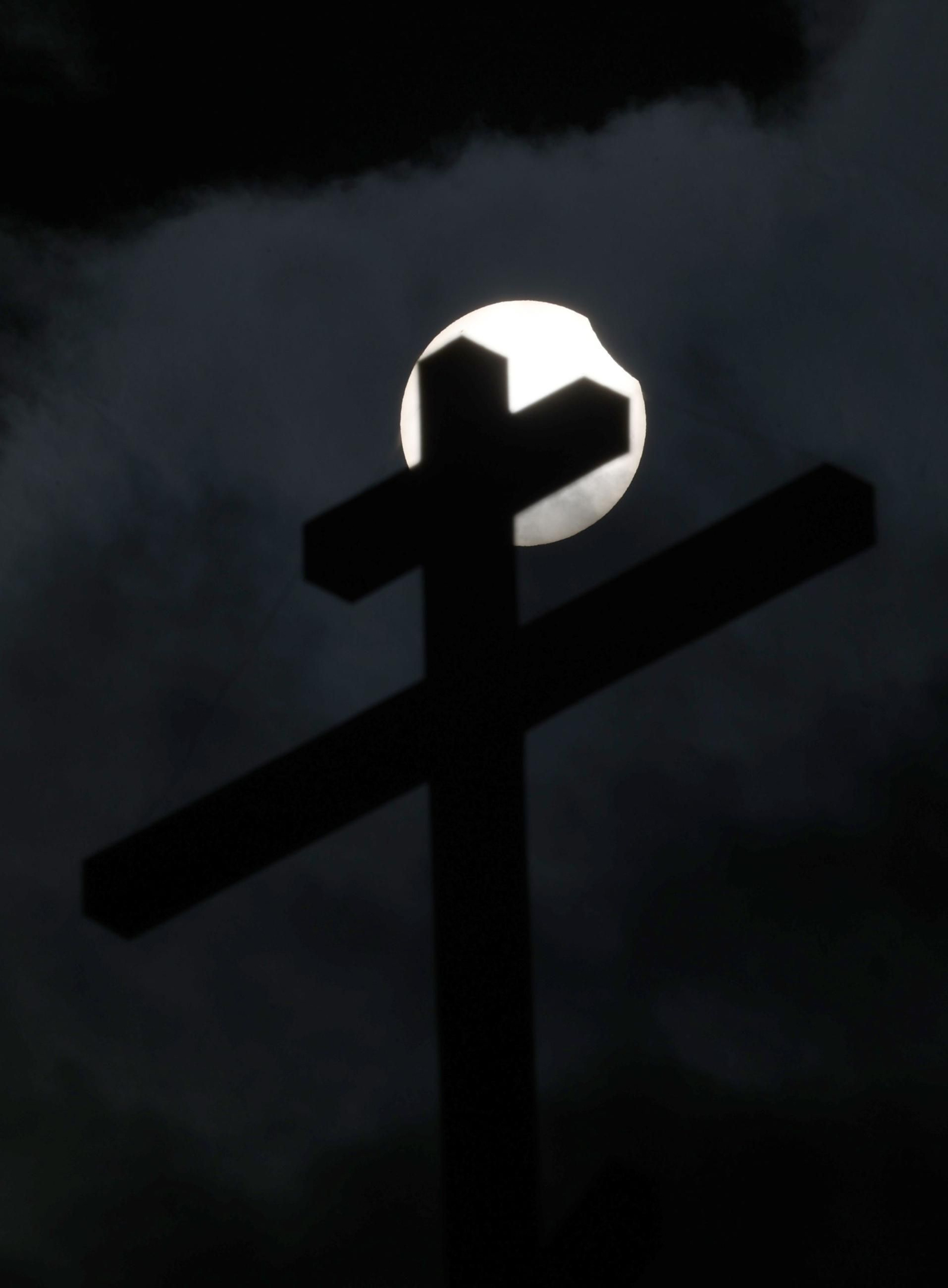 Las mejores imágenes del eclipse solar parcial que se ha podido ver desde Andalucía