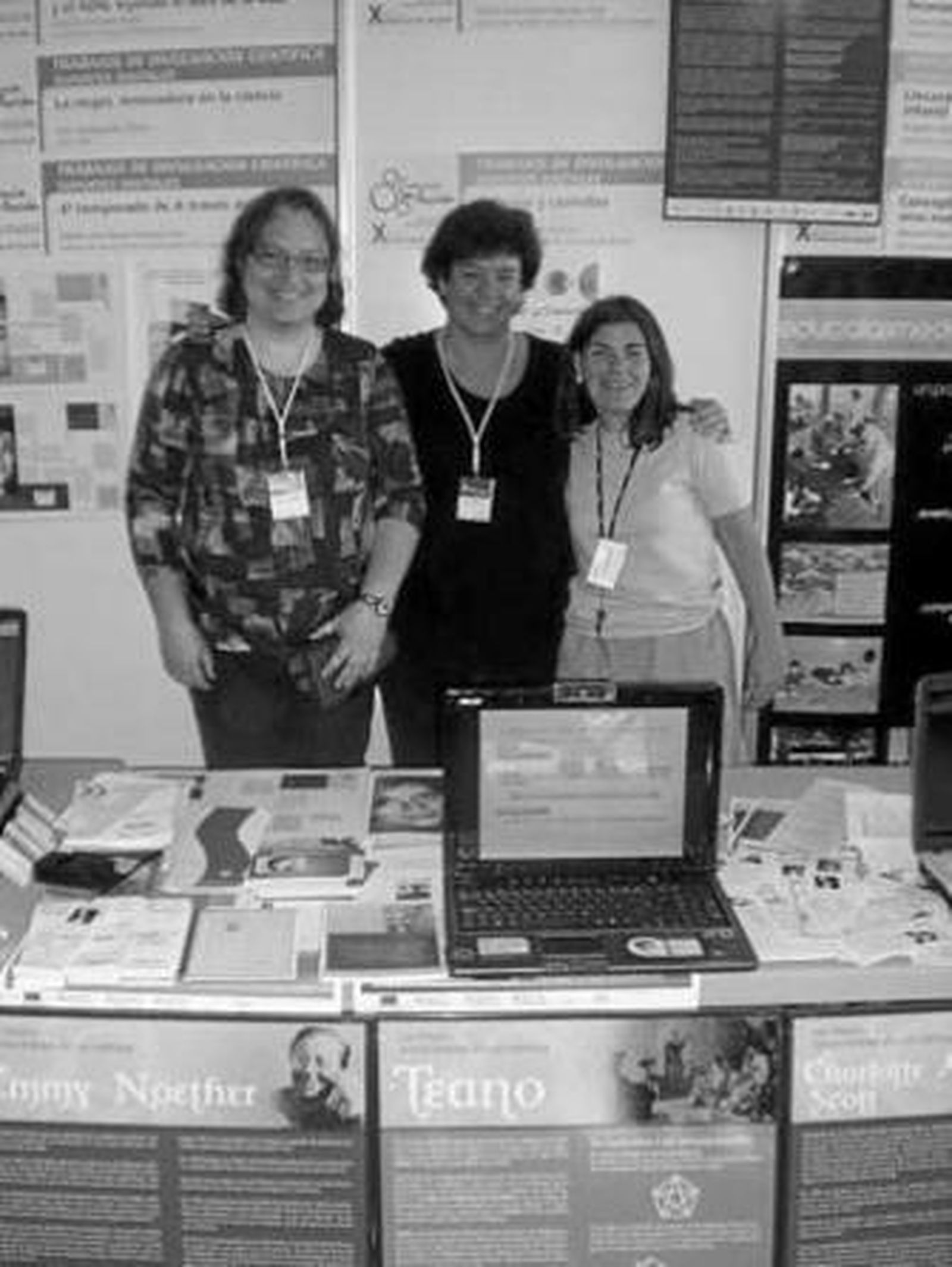 Teresa Valdecantos (primera por la derecha) junto a otras matemáticas.