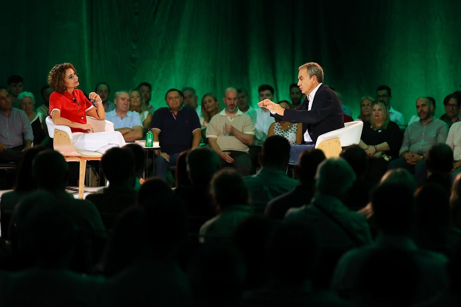 María Jesús Montero y José Luis rodríguez Zapatero esta mañana en Sevilla.