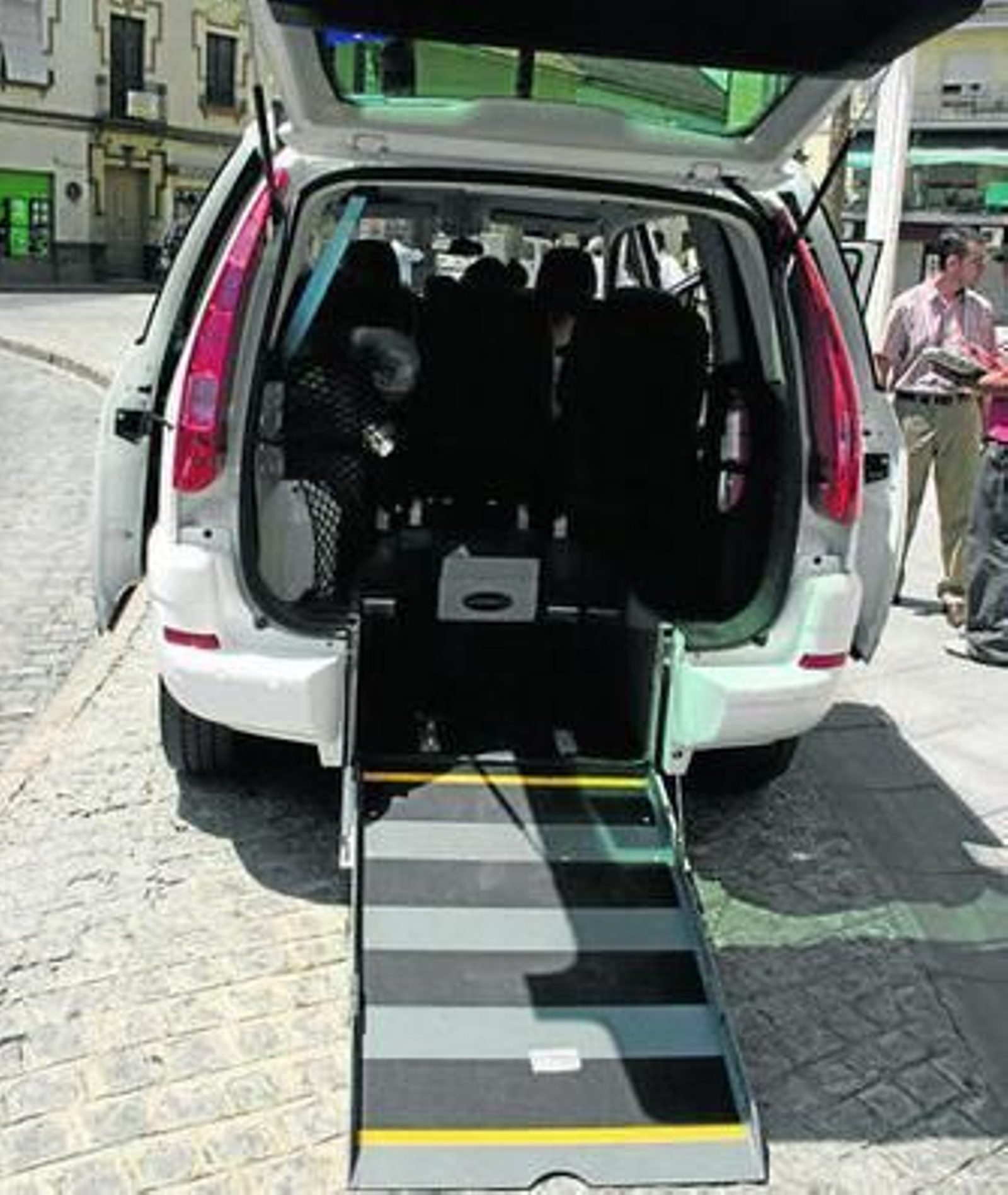 Los taxistas tuvieron que invertir unos 20.000 euros para adaptar los coches.