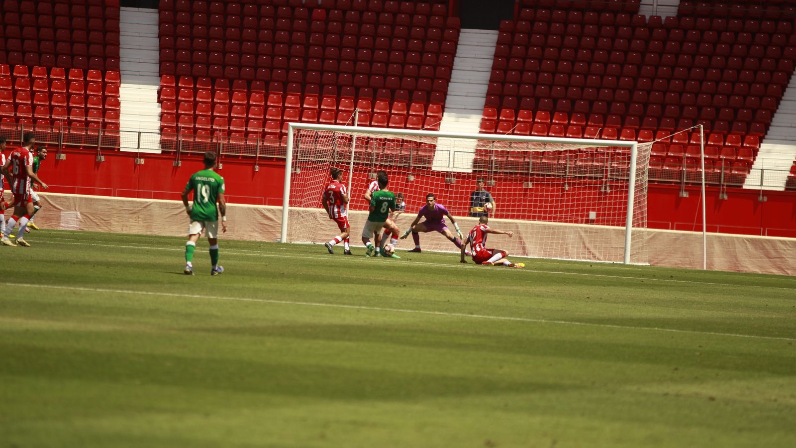 Bruno Iribarne, al fondo en la portería, en una acción de peligro de los toledanos.