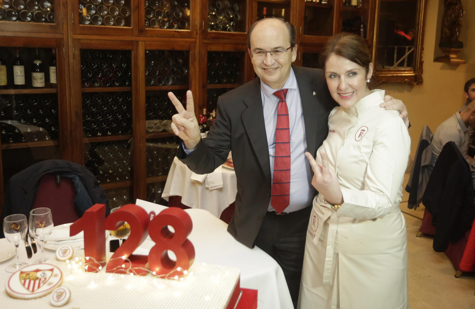 José Castro posa orgulloso junto a Laura Robles, la repostera autora de la tarta que sirvió Robles Aljarafe por el 128 aniversario.