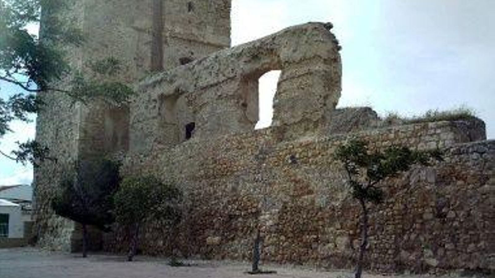 Antes de ser restaurado el castillo de Villardompardo.