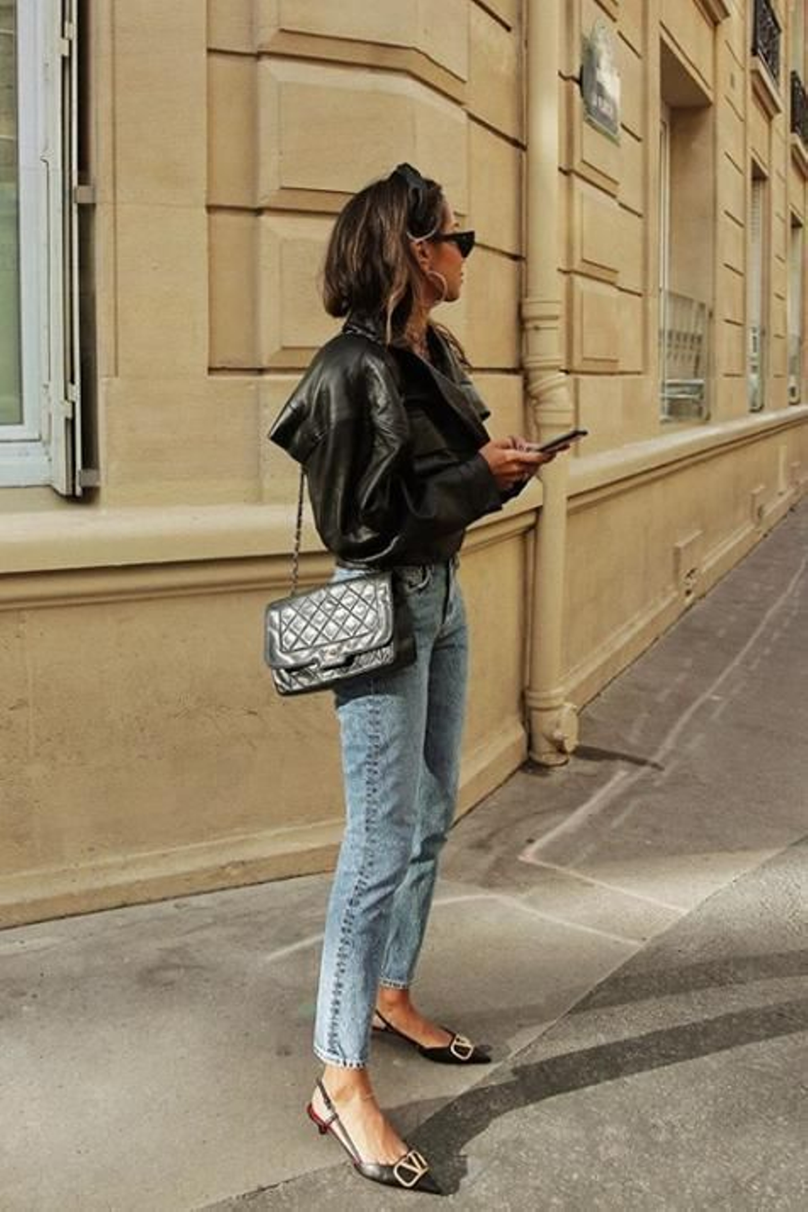 La cazadora efecto piel años 90 es el complemento perfecto de unos vaqueros.