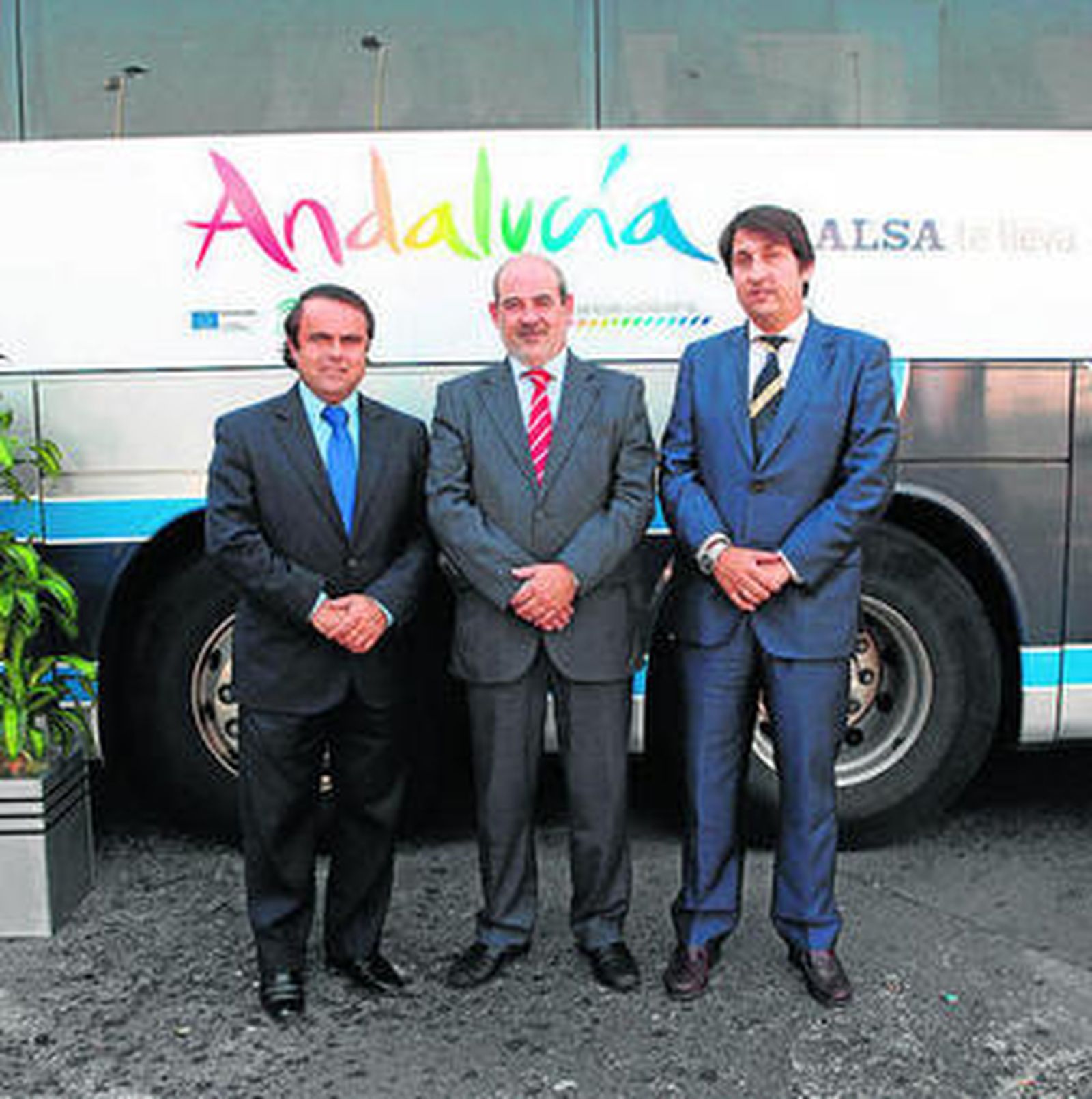 Francisco Artacho, con Francisco Iglesias y Valeriano Díaz, de Alsa.