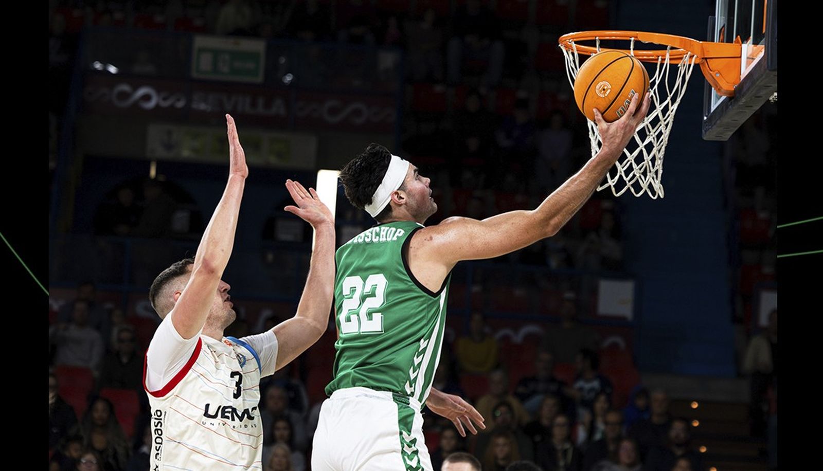 De Bisschop coloca una bandeja fácil ante Vucetic en uno de los balones, algo que fue una constante durante todo el partido.