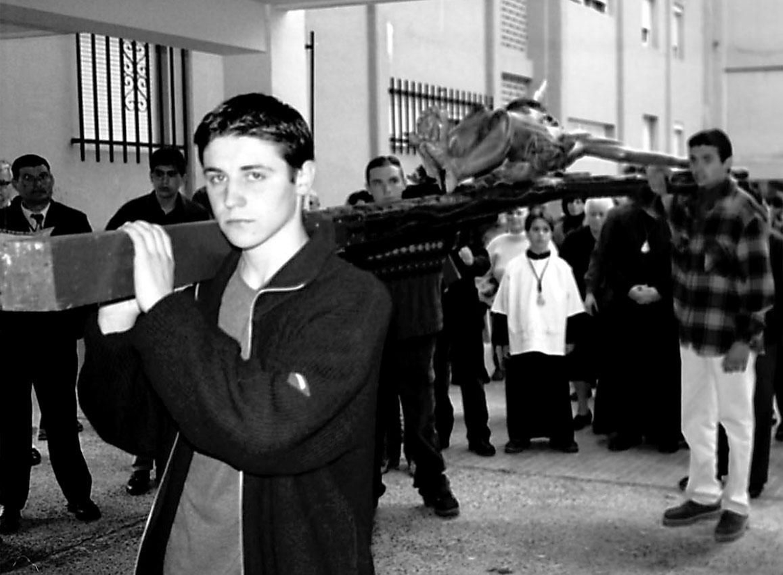 2000. Vía Crucis por las calles del barrio de las 512