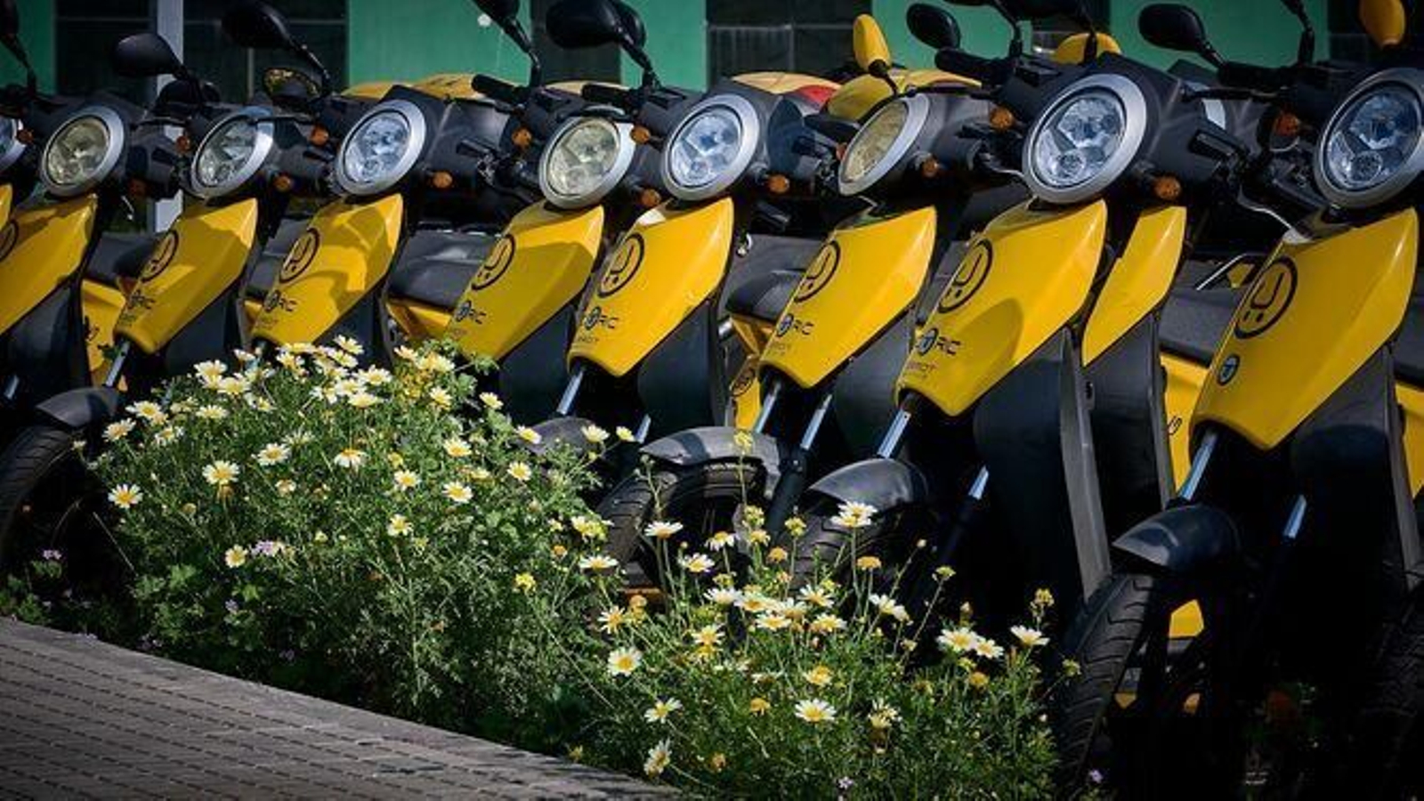 Motocicletas Muving aparcadas en Cádiz.