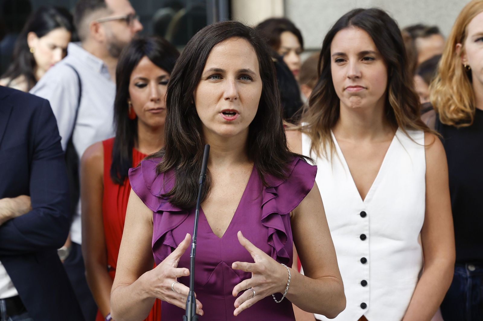 Ione Belarra atiende a los medios de comunicación a la salida del Congreso.