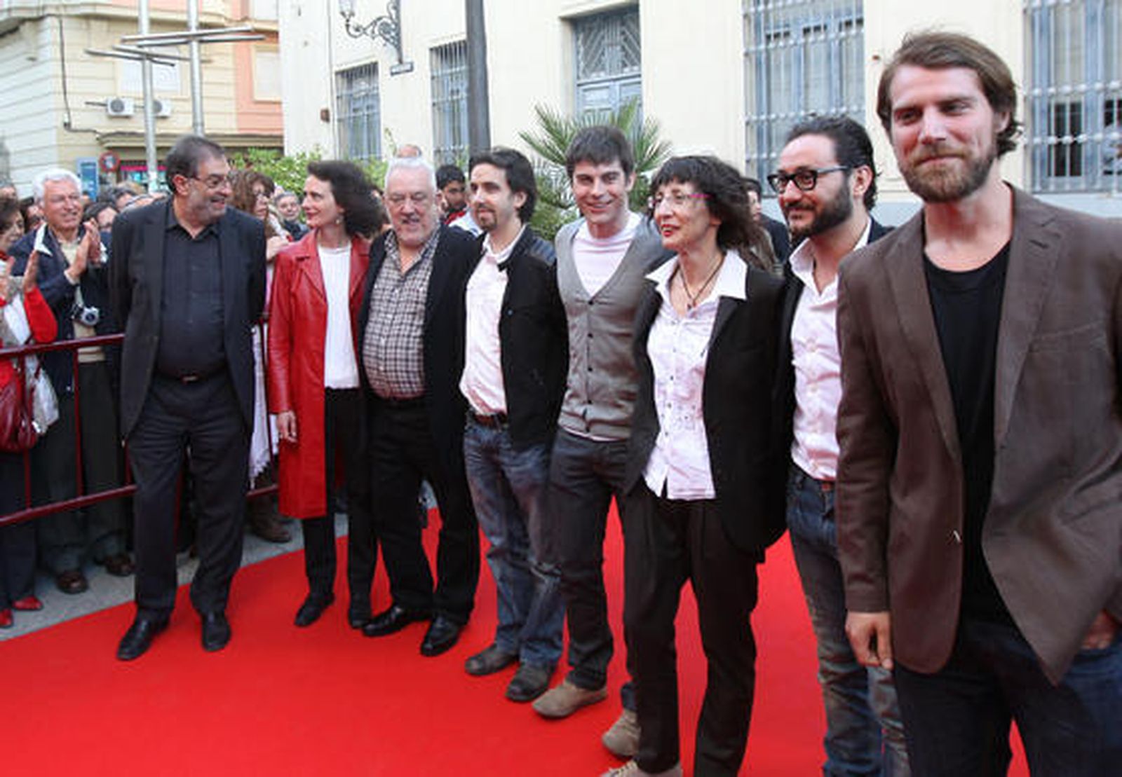 Director, guionista, productor y actores posan para los medios a su llegada. 

Foto: Miguel Angel Gonzalez