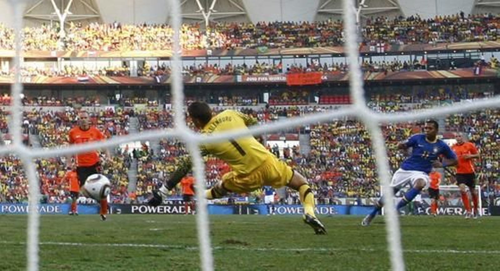 Robinho empuja el balón a la red en gol que adelantaba a Brasil. / Reuters
