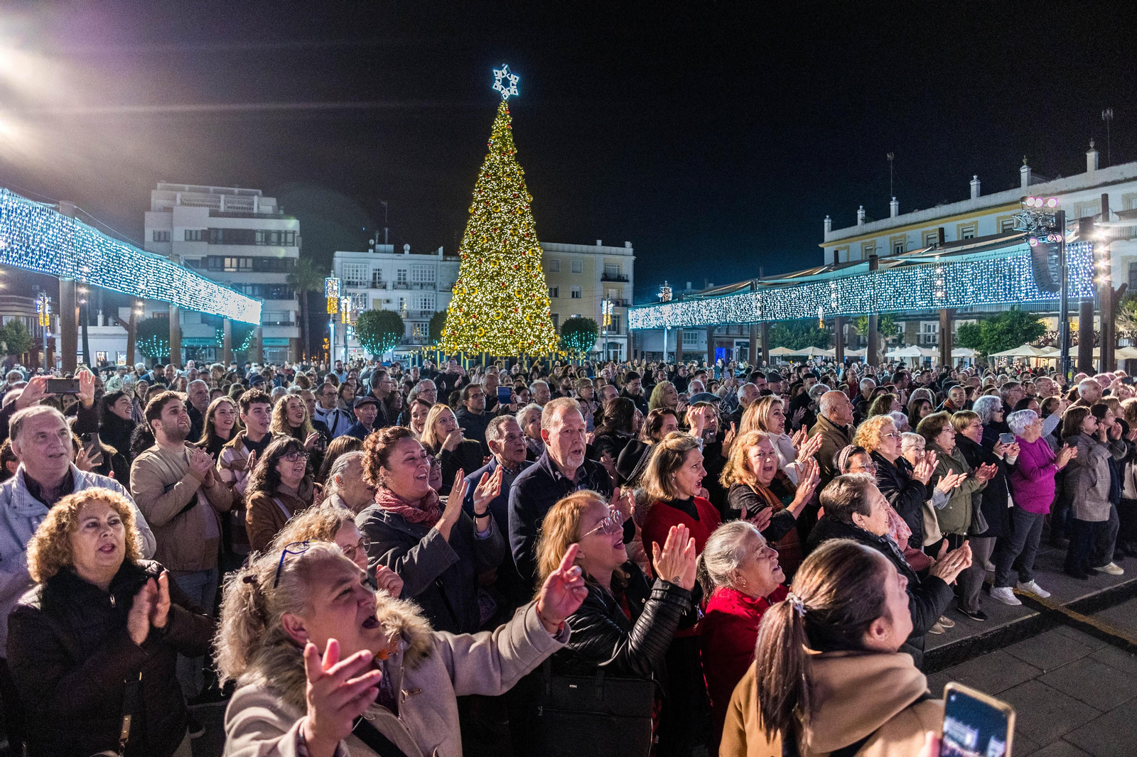 Doble sesión de zambombas navideñas en la plaza del Rey de San Fernando