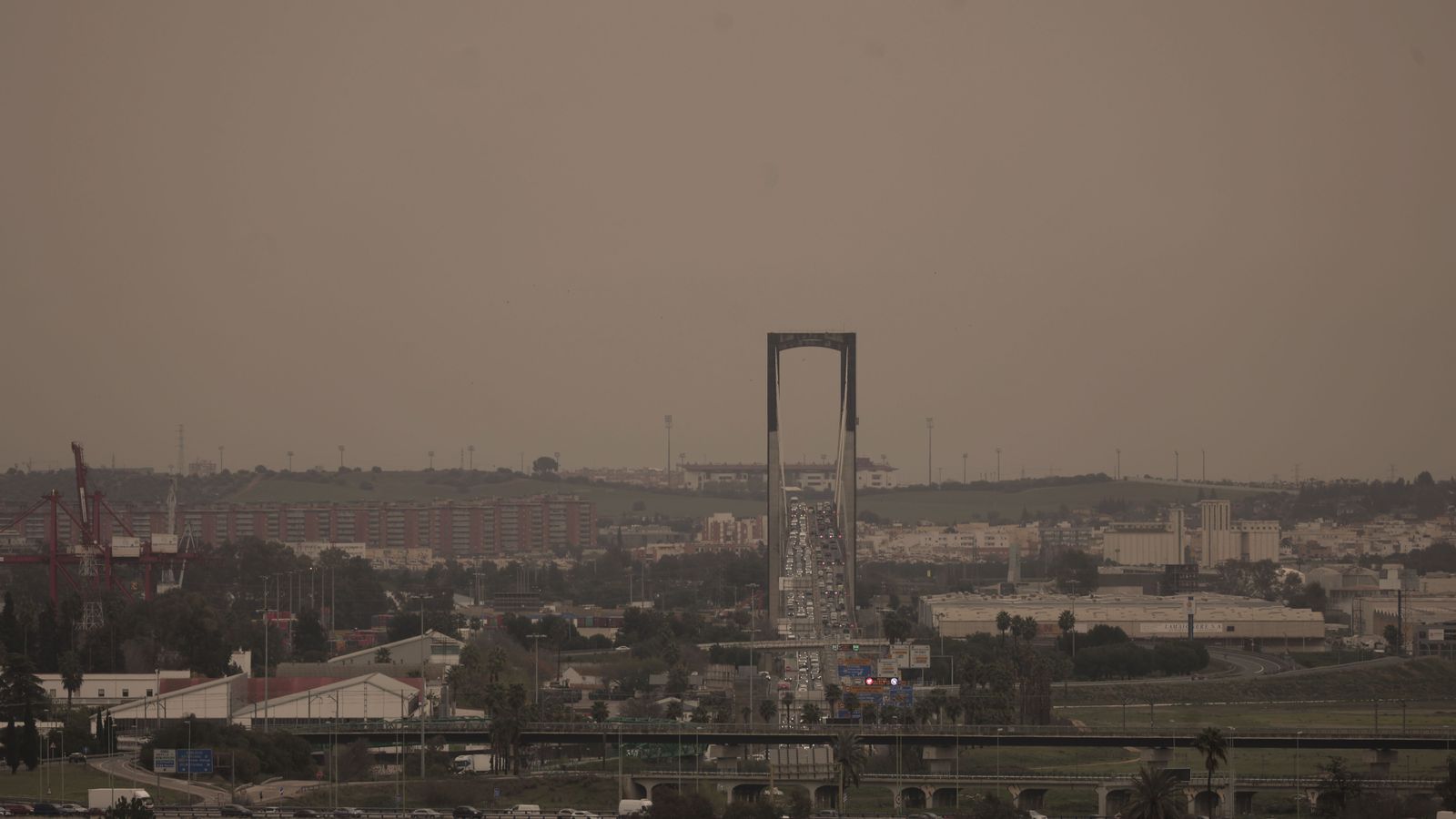 Un nuevo día de calima y lluvia de barro en Sevilla