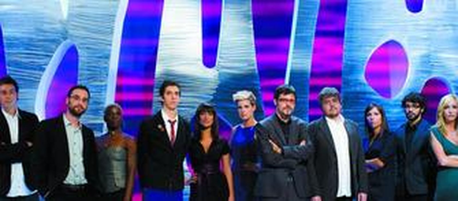 Quequé, el presentador de 'Éstas no son las noticias', rodeado por su numero equipo en el plató del programa.