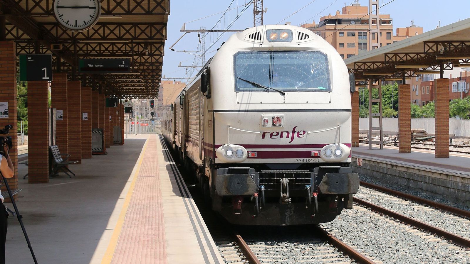 Tren en la antigua estación intermodal de Almería.