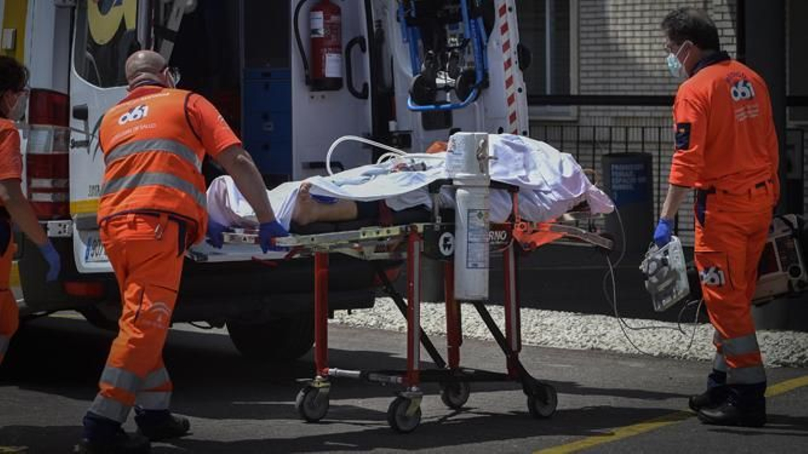 Traslado de un paciente en el Hospital de Valme de Sevilla.