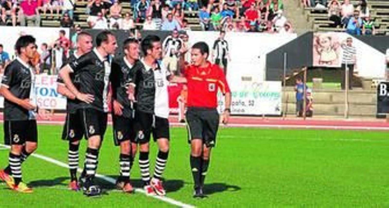 Jugadores de la Balona protestan a Hernández Maeso la expulsión de Carlos Guerra.