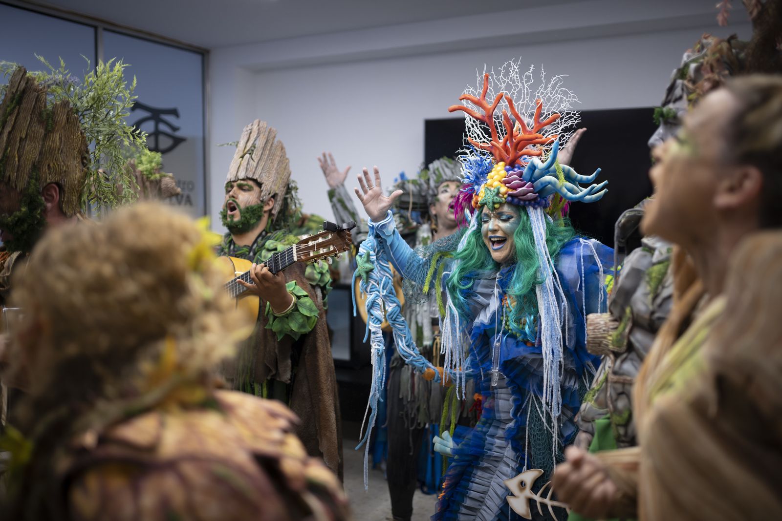 Imágenes de la actuación de la comparsa de Huelva "La vieja verde" en el Carnaval Colombino