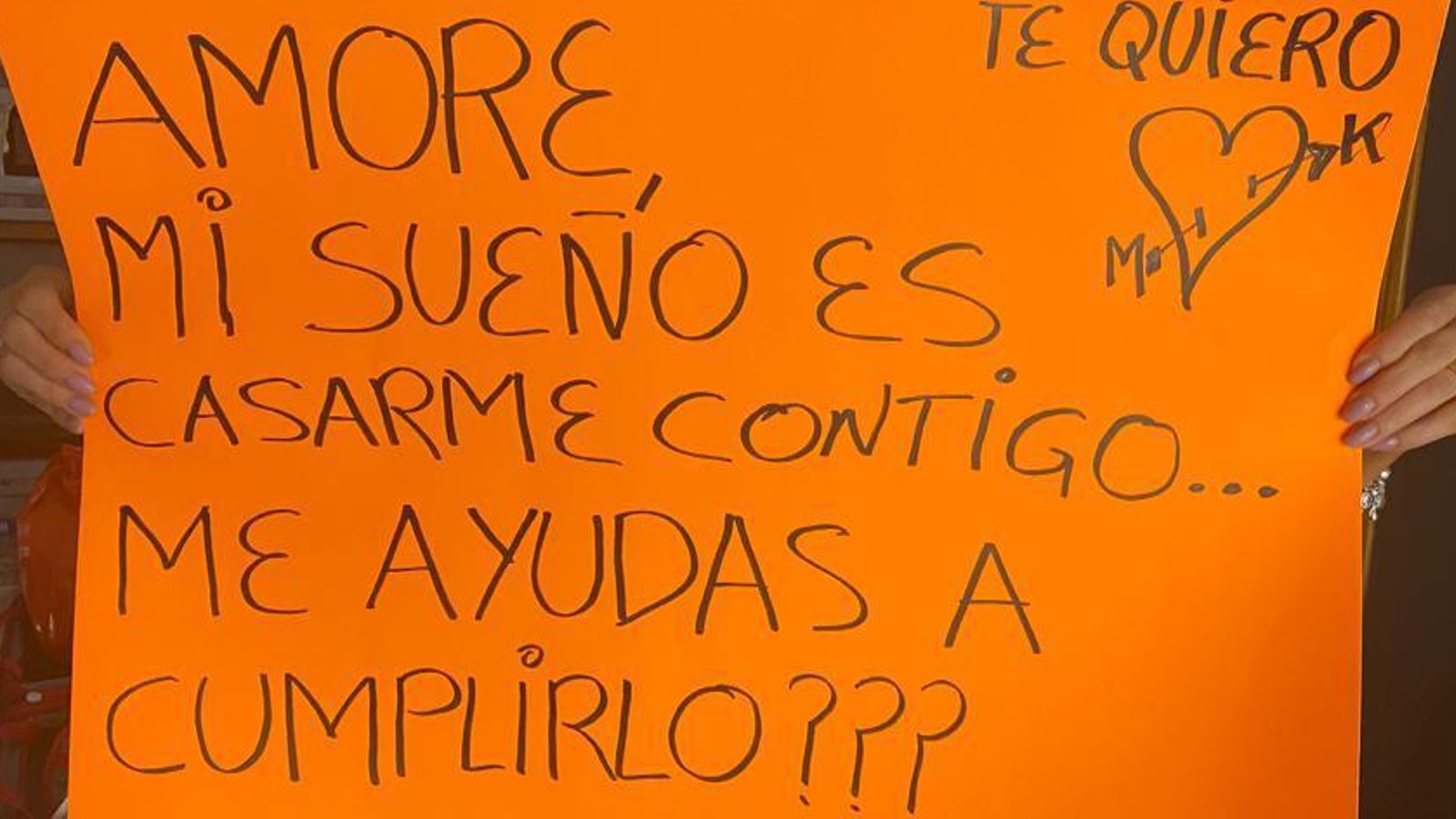 El cartel con el que Miguel Ángel García ha pedido matrimonio a su pareja.