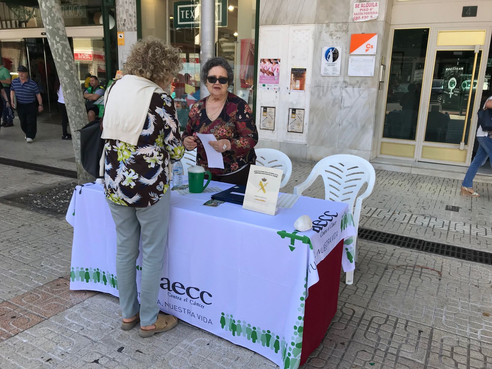 Una de las mesas de cuestación de la AECC en la capital almeriense