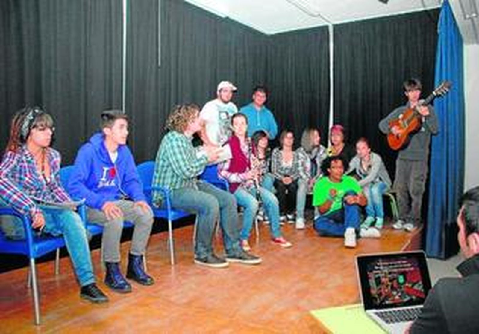 Los estudiantes del IES Jorge Juan ensayan en el salón de actos del centro.