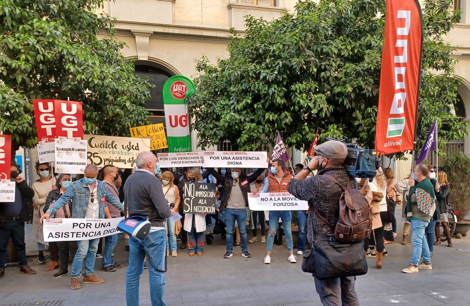 Sindicatos y profesionales se concentran contra el plan del SAS en el área de Salud Mental de Osuna.