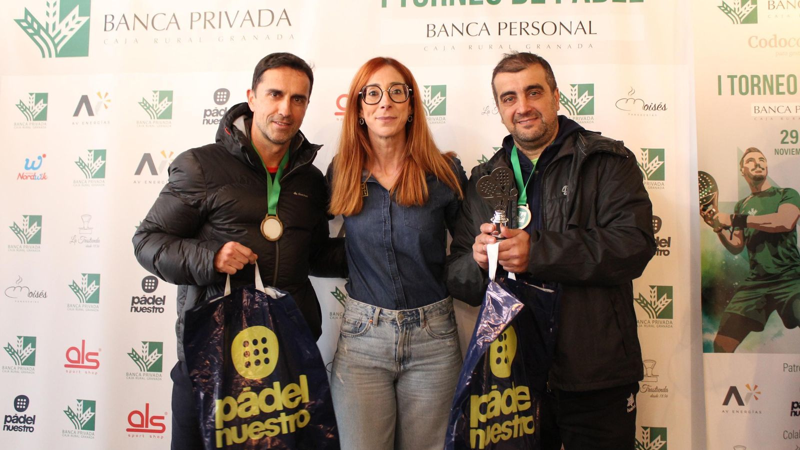 Silvana Romero junto con los campeones del Grupo I Vicente Carrión y Mauricio Folgoso.