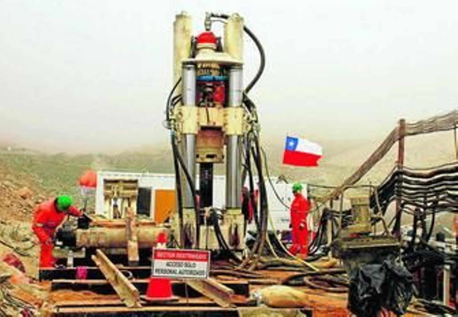 La Strata 950 mientras excava en la mina de San José (Chile).