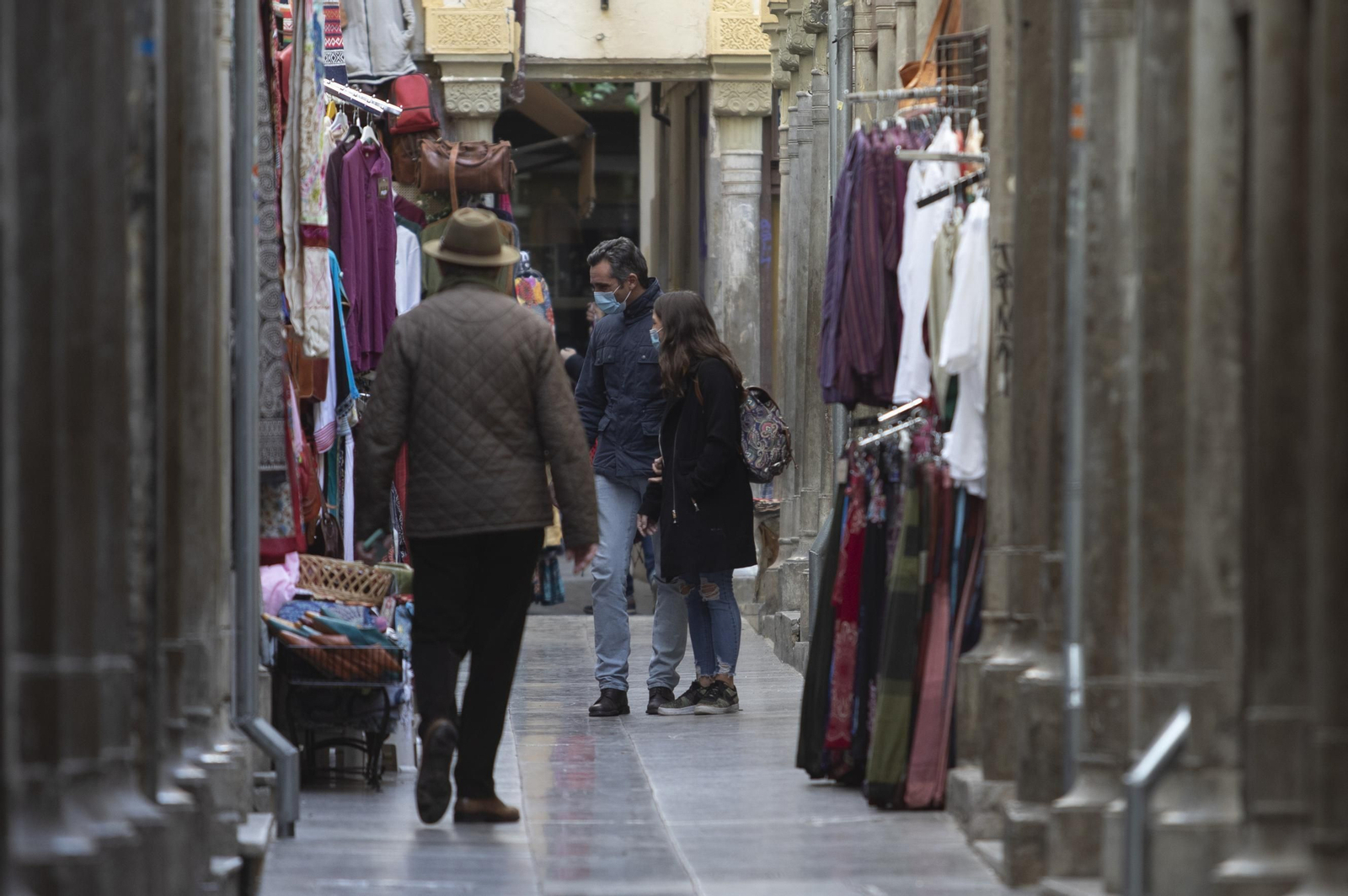 Así ha sido la vuelta de los bares y comercios de Granada tras tres semanas de cierre, en imágenes