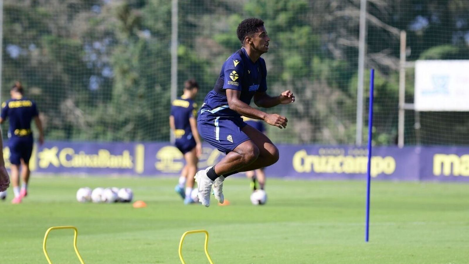 Choco Lozano salta un obstáculo en un entrenamiento.
