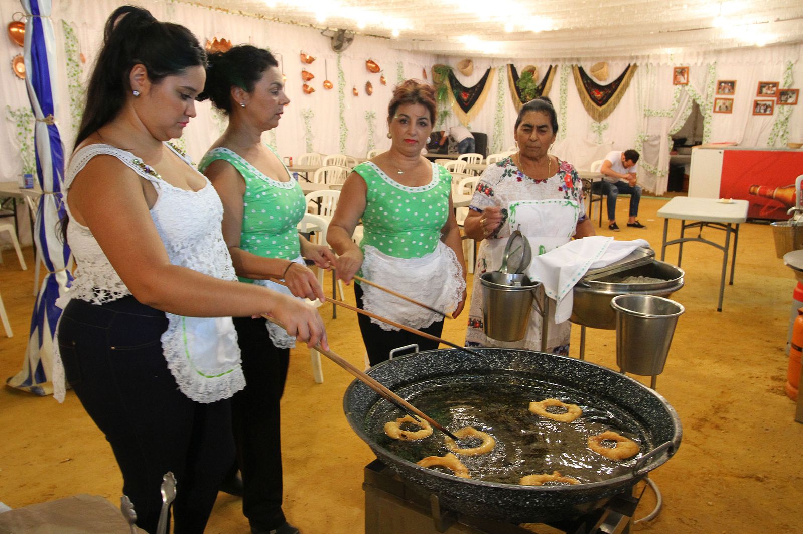 La mama Dolores prepara los tradicionales buñuelos, junto a otras mujeres de la familia.