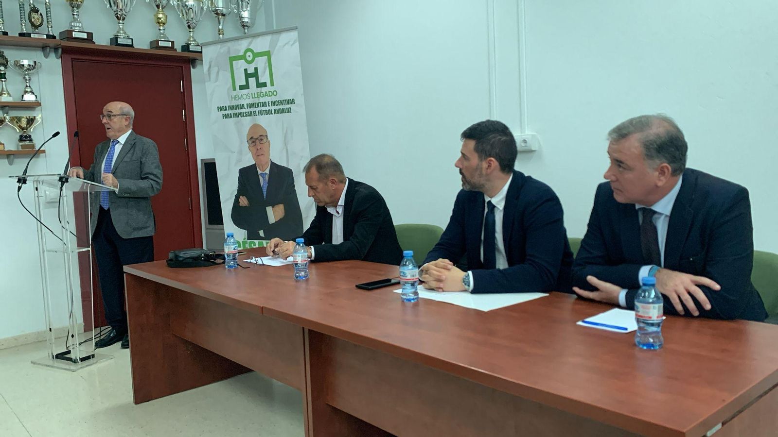 Juan José Padilla, en el centro de la imagen, atiende a la intervención de César Vera durante la presentación de la candidatura en Almería.