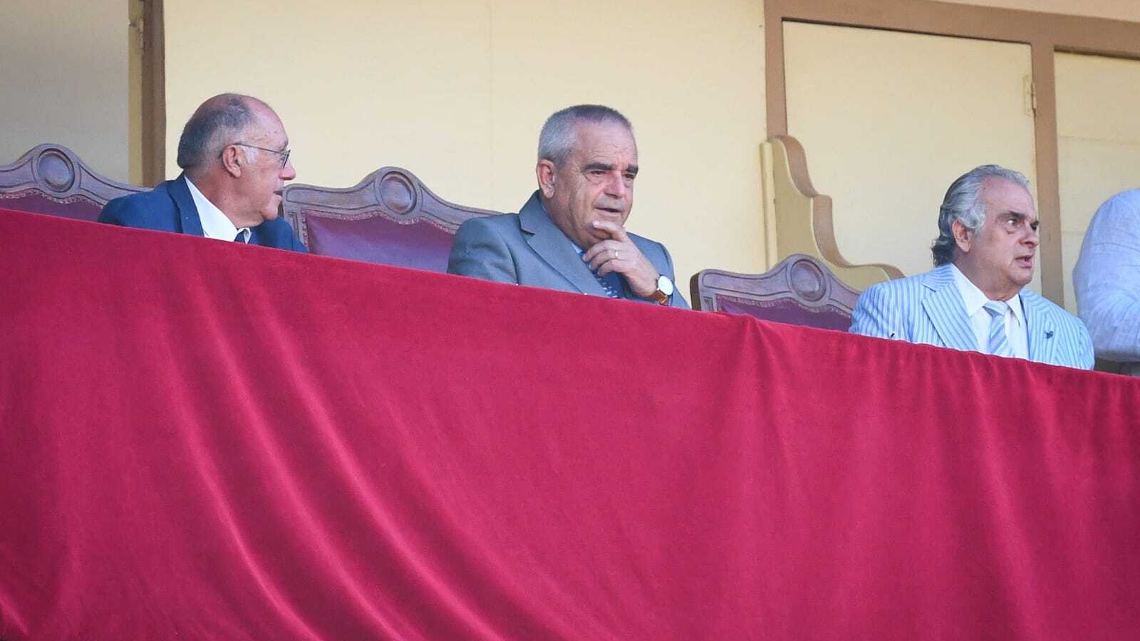 En el palco, siguiendo con atención el espectáculo.