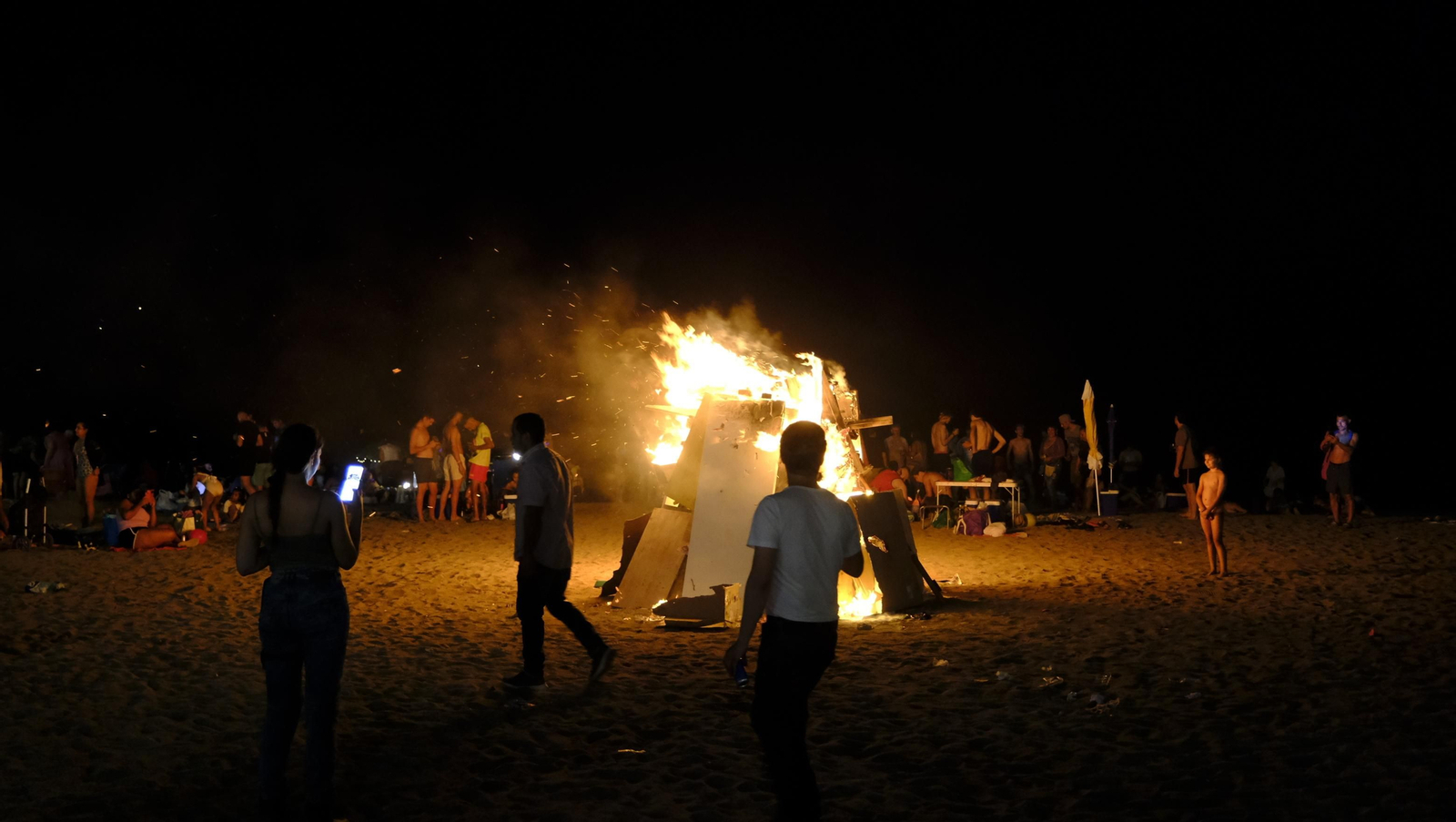 Imágenes de las hogueras de la Noche de San Juan en Almería capital