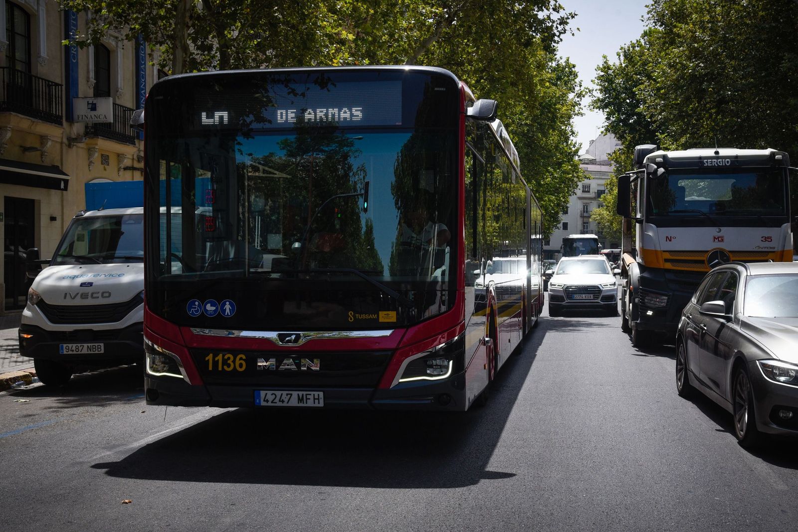 Uno de los nuevos autobuses de Tussam circulan por la Marqués de Paradas.