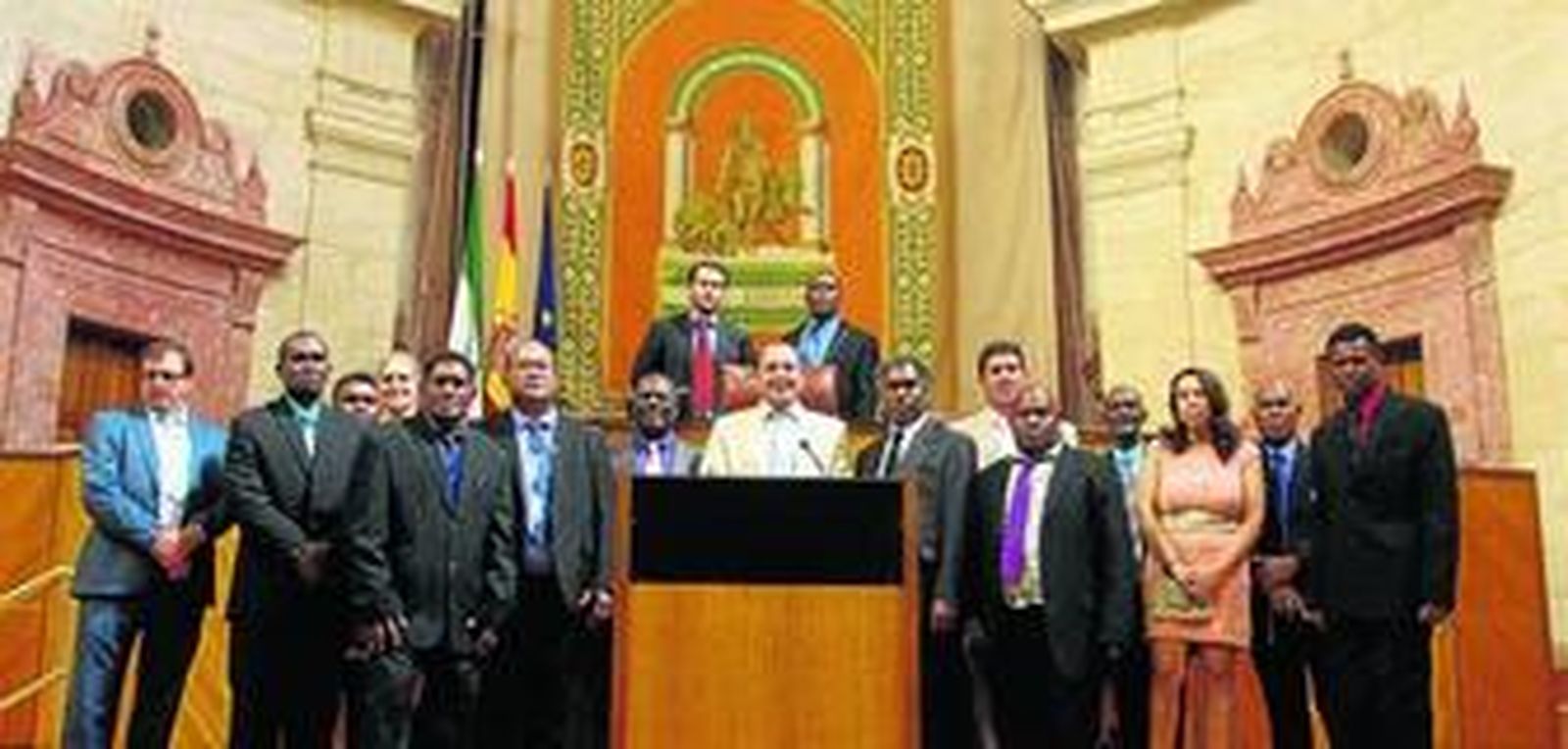 Algunos miembros de la delegación de las Islas Salomón junto a Jesús Manuel Martínez, alcalde del municipio de Guadalcanal, en el Parlamento.