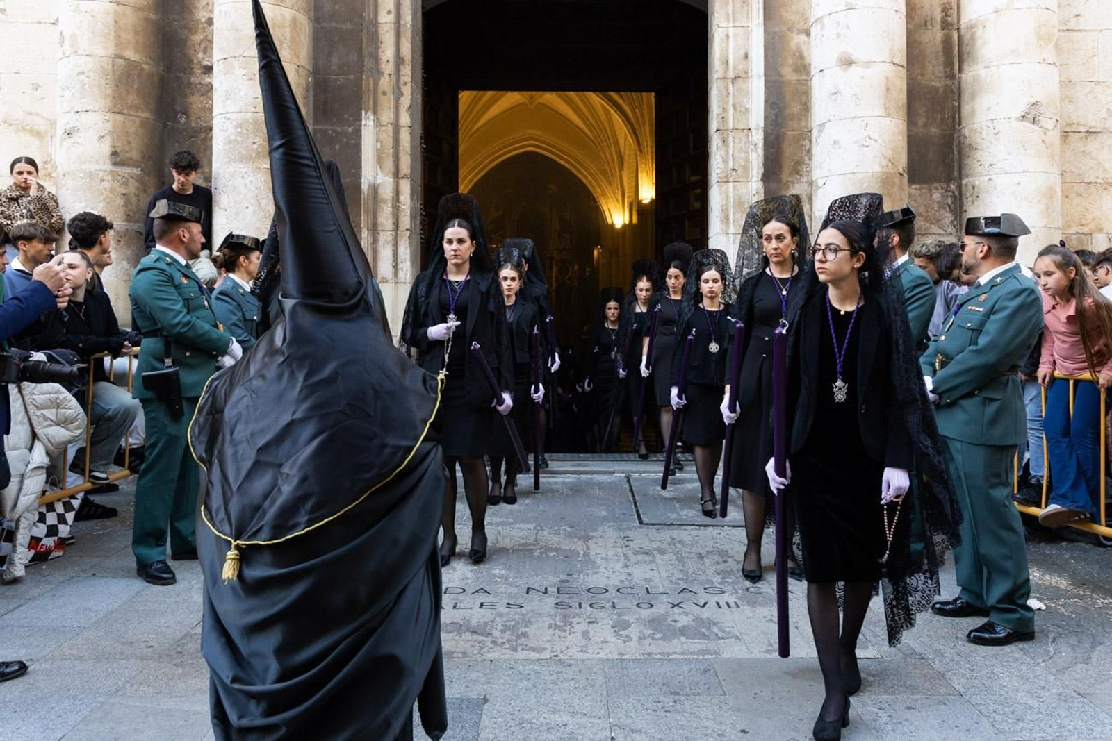 Las cofradías de la Vera Cruz, Expiración y Gran Poder lucen sus cortejos en la calle