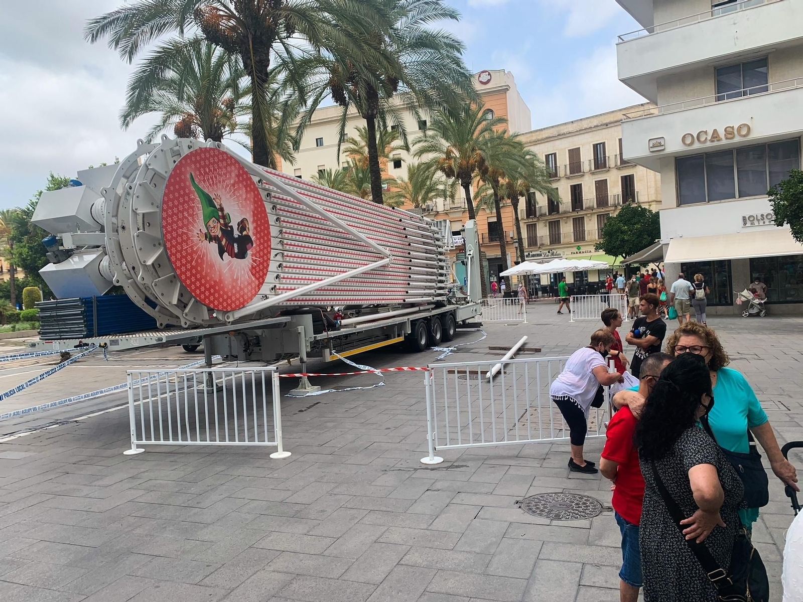 La noria, recién llegada esta mañana a la plaza del Arenal.