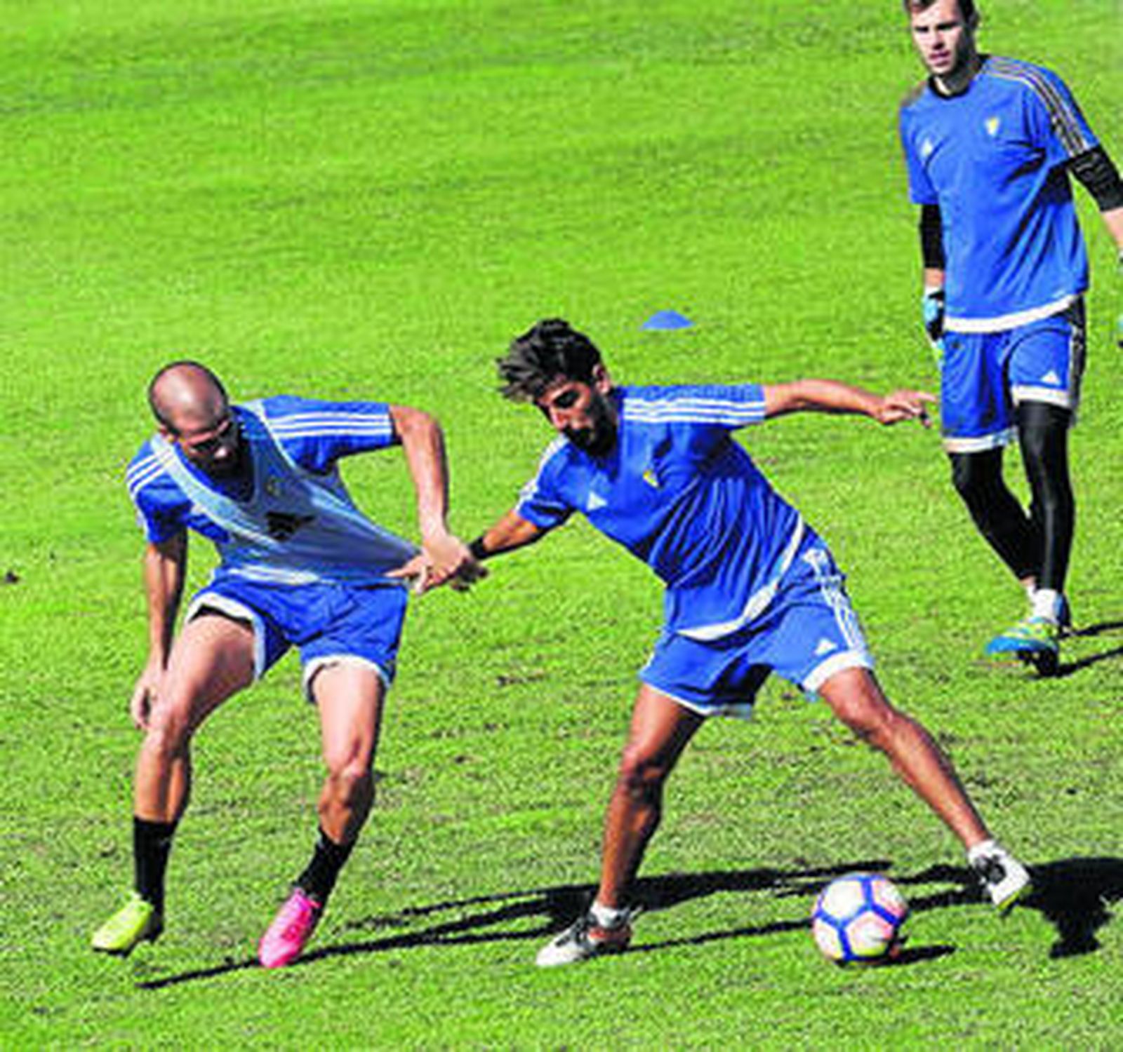 Carpio (d) pugna con Ortuño en la disputa el esférico.