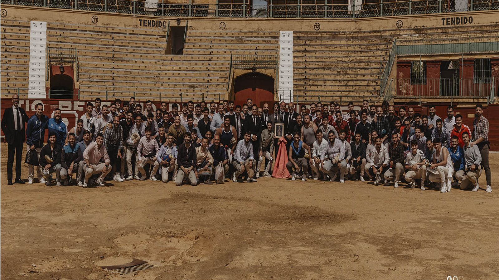 Homenaje a Juan José Padilla de los cargadores de la Hermandad de Fátima