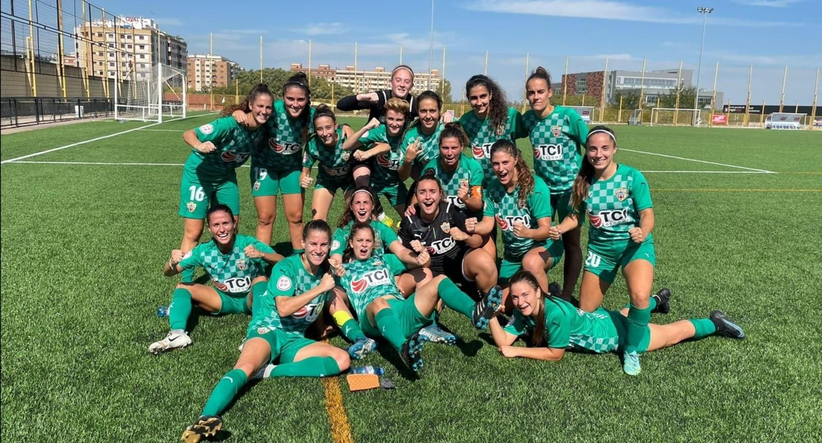 Las almerienses celebrando su victoria.