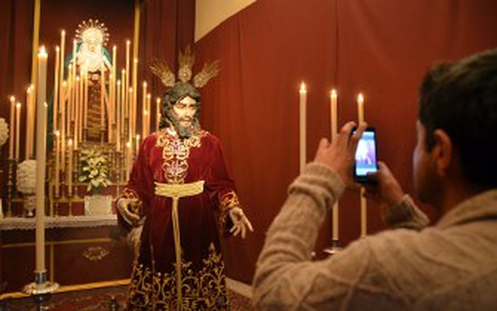 Los besamanos y besapies reúnen a los cofrades