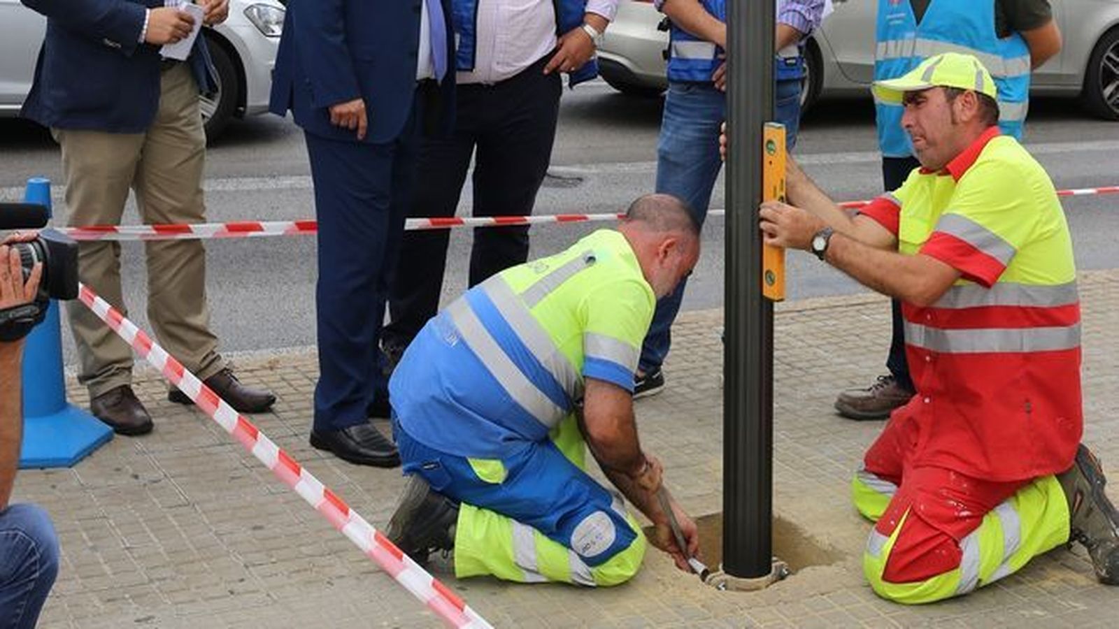 Operarios instalando una nueva señal.