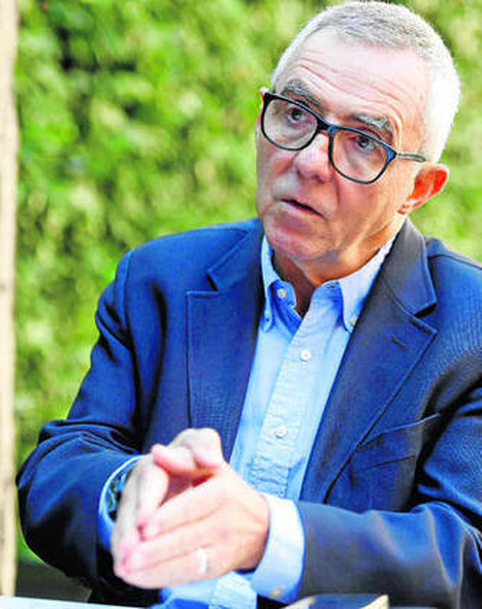 José Lebrero, durante la entrevista, ayer, en el jardín del Museo Picasso.