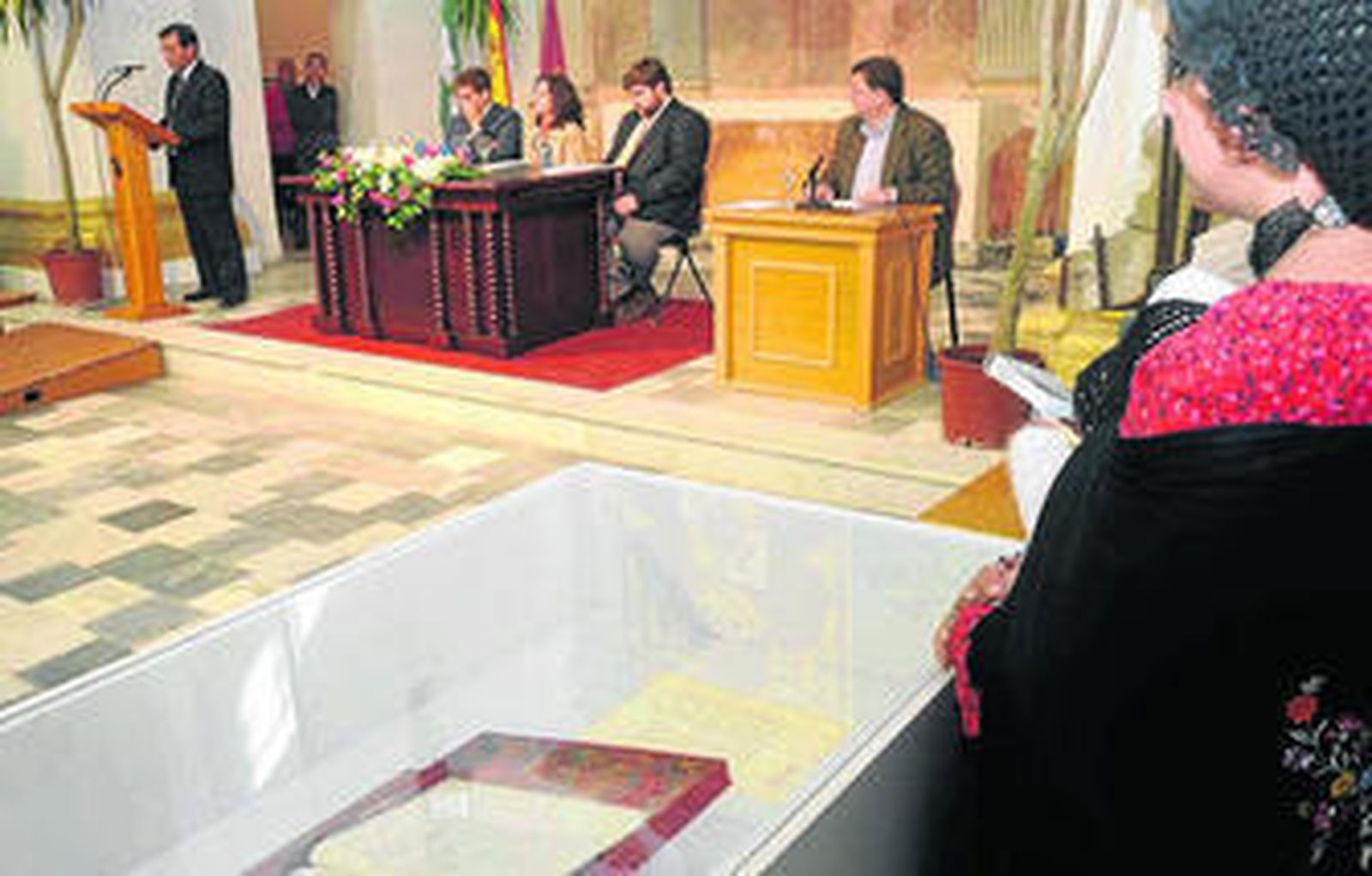 En primer plano, el ejemplar original de la Constitución de 1812, que presidió la lectura.