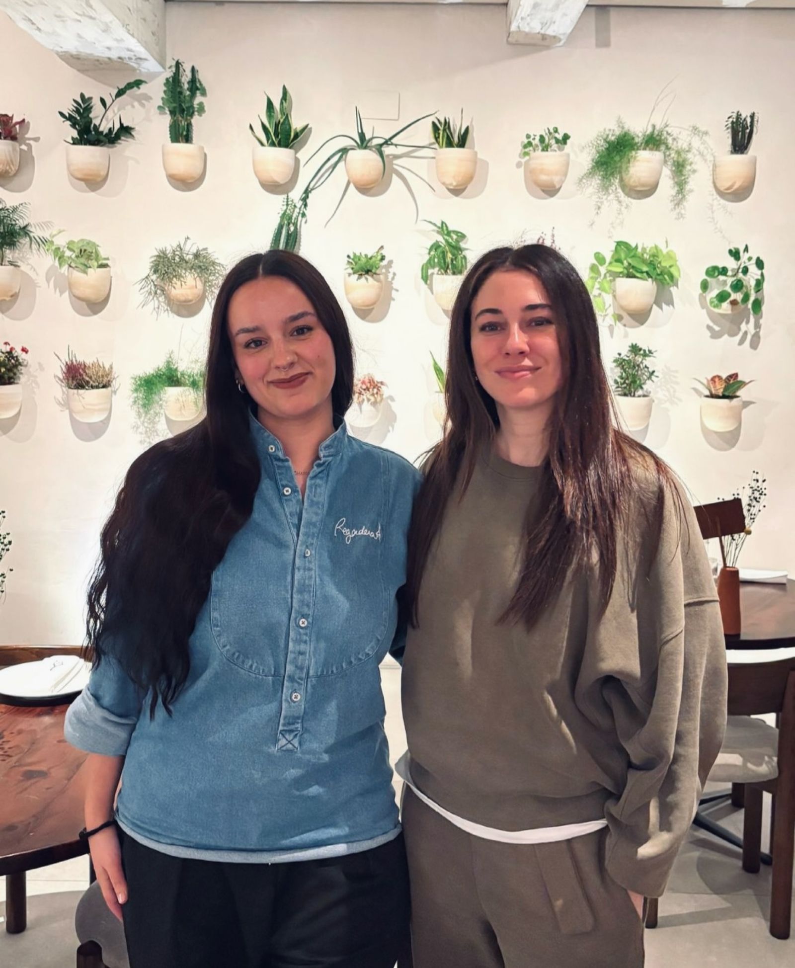 La actriz Blanca Suárez con Ana Guijarrp, del equipo de Regadera