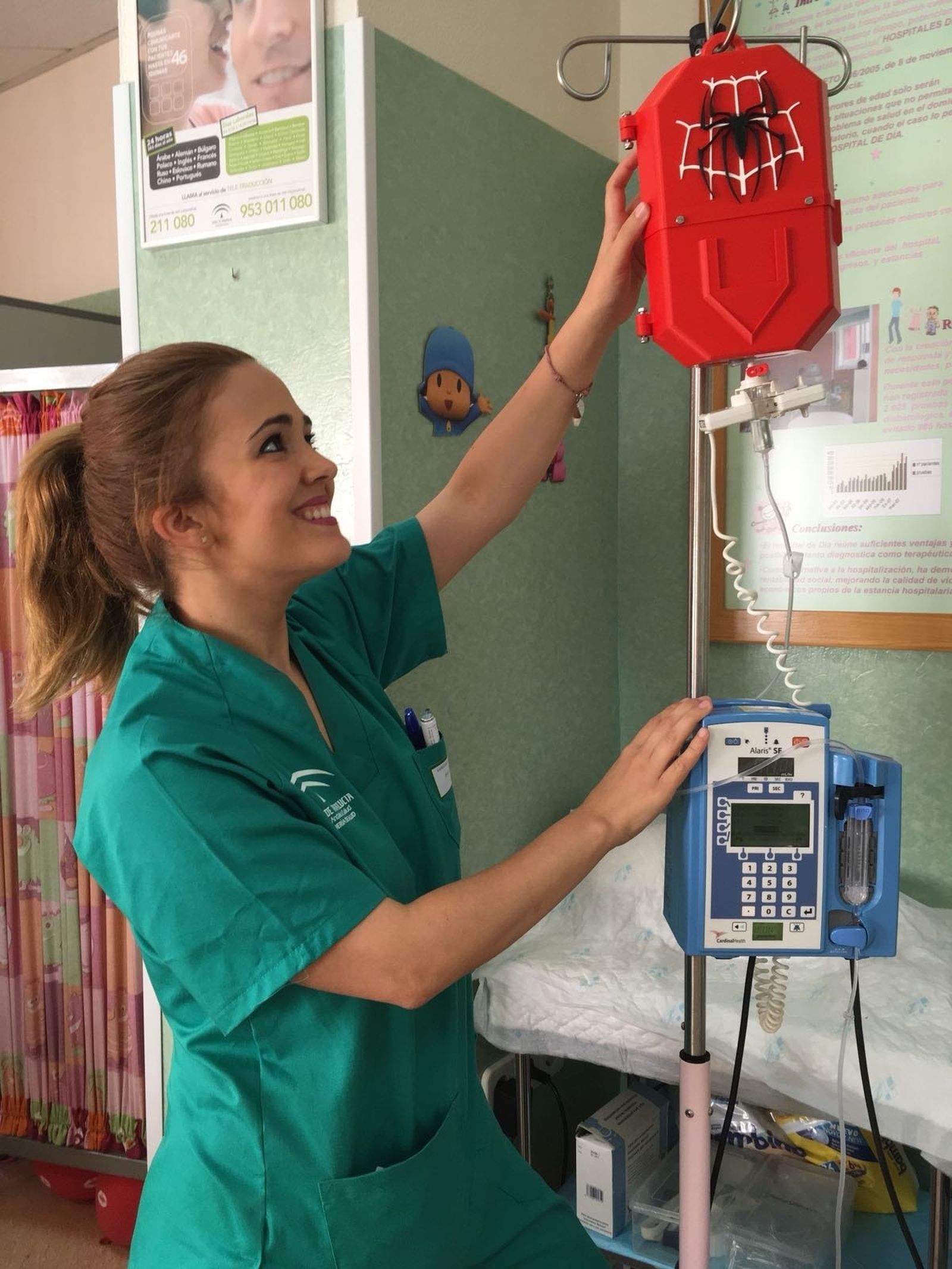 Una profesional sanitaria con una carcasa con motivos de Spiderman.