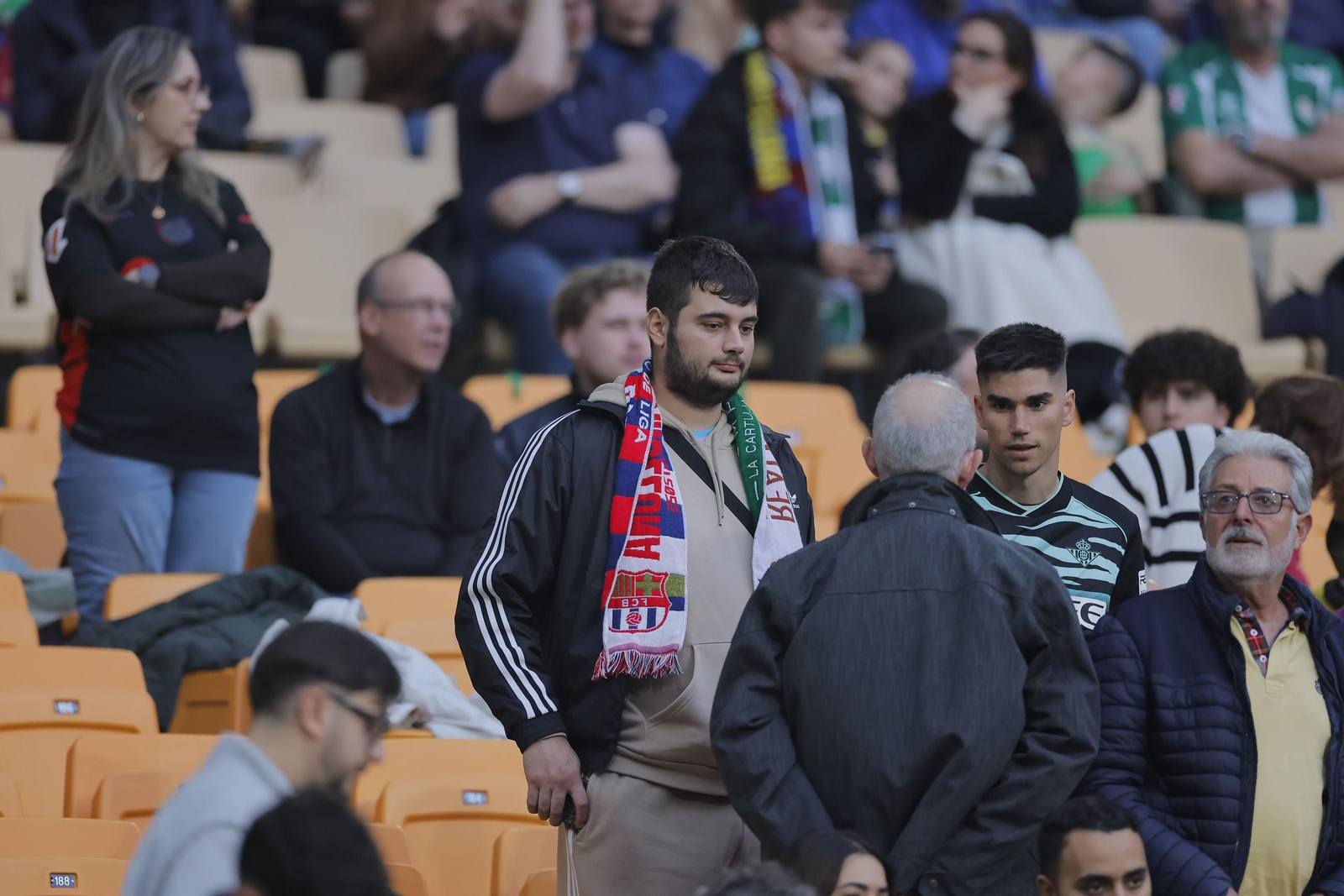 Búscate en las fotos del Betis - Barcelona